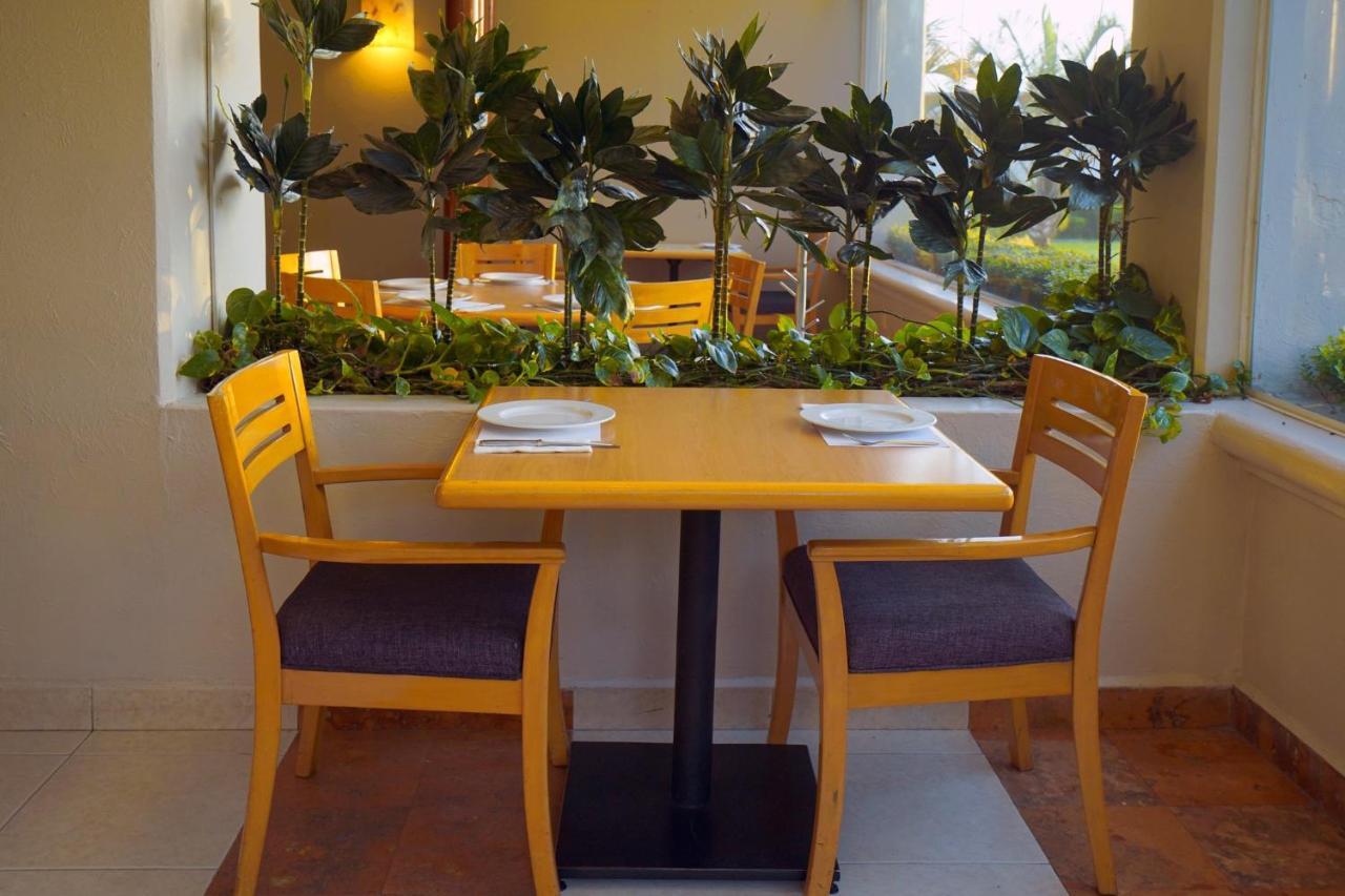 贾拉普 加玛费斯塔阿美利卡萨拉帕旅馆酒店 外观 照片 A table and chairs